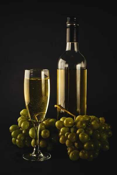 Белое вино и виноград — стоковое фото