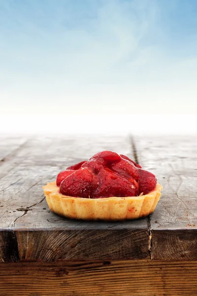 Biscuit aux fraises sur table en bois — Photo