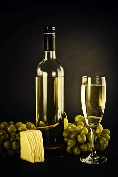 Белое вино и виноград — стоковое фото