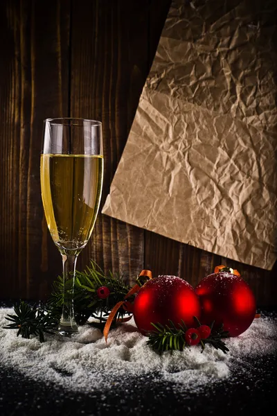 Feliz Año Nuevo. Vino blanco y bolas de Navidad —  Fotos de Stock