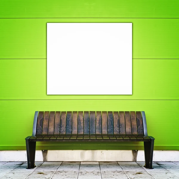 Stilvolle Bank gegen grüne Wand — Stockfoto