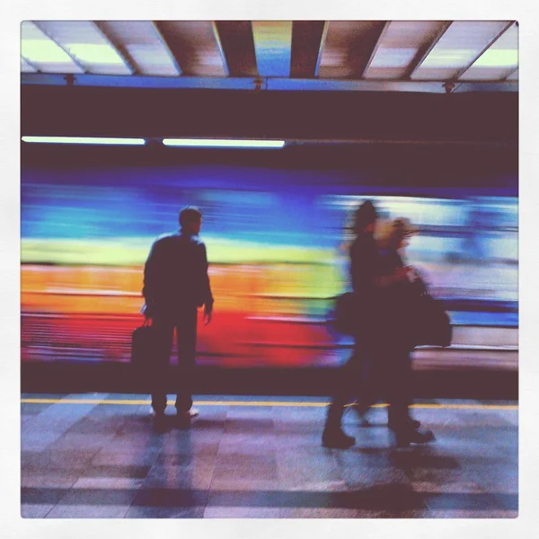 Люди на станції метро Вуков Споменик в Белграді, Сербія. швидко рухомих поїзд залишає станцію. міському поїзді є популярною формою транспорту для робітничого класу людей Сербська Капітолій. — стокове фото