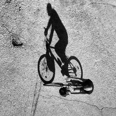 kaldırım üzerindeki gölgeli sokak motorcu