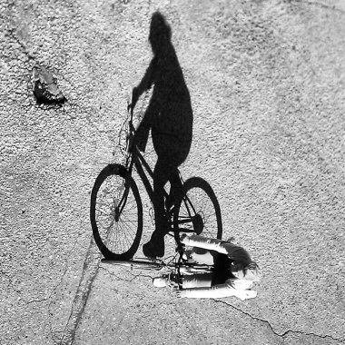 kaldırım üzerindeki gölgeli sokak motorcu