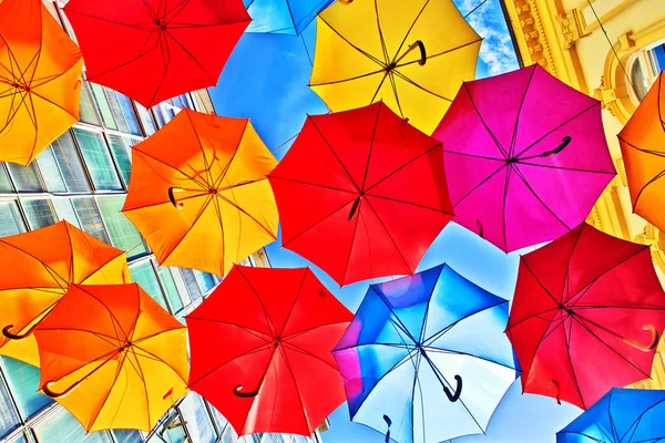 Kleurrijke paraplu's als decoratie in een straat — Stockfoto