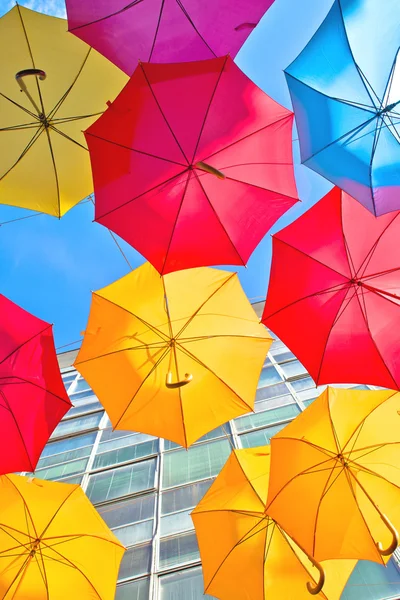 Πολύχρωμες ομπρέλες ως δρόμου διακόσμηση — Φωτογραφία Αρχείου