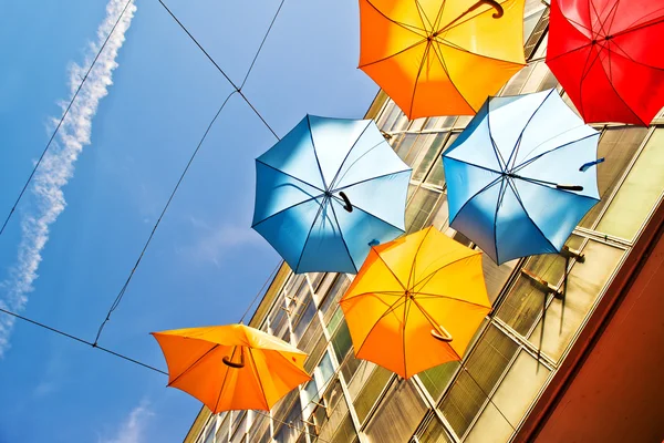 Kleurrijke paraplu's als decoratie in een straat — Stockfoto