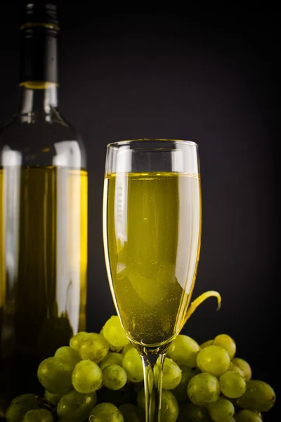 White wine and grapes — Stock Photo, Image