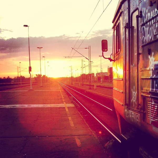 ベオグラード、セルビアの駅の夕日. — ストック写真