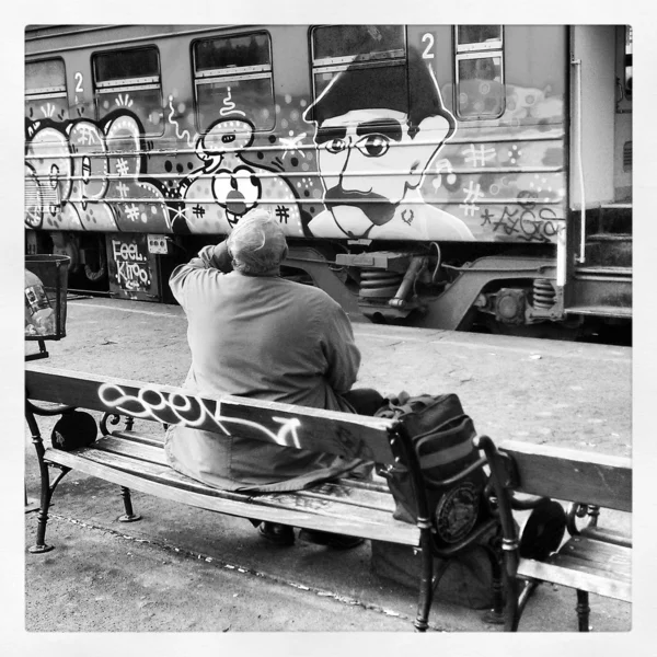 Pessoas à espera do comboio — Fotografia de Stock