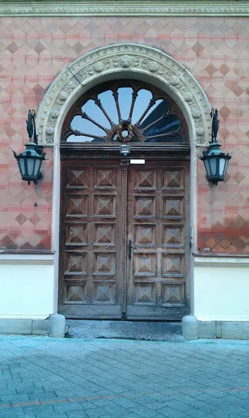 Old massive wooden door in novi sad, serbia. — Stock Photo, Image
