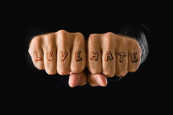 Miłość i nienawiść tattooes, ręce zaciśnięte w pięści — Zdjęcie stockowe