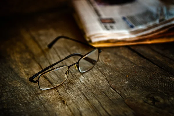 Gafas de montar y periódico —  Fotos de Stock