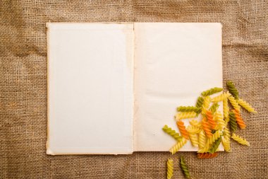 rotini ve açık kitap