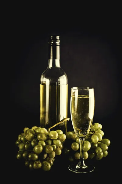 Vinho branco e uvas — Fotografia de Stock