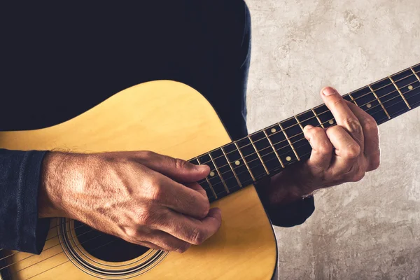 Férfi játszik akusztikus gitár — Stock Fotó