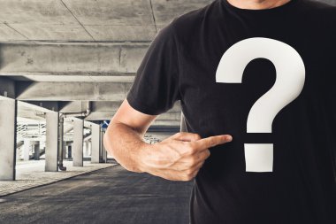 hombre de camiseta negra con signo de interrogación