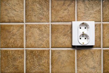 Çift elektrik soketine ve mutfak duvar