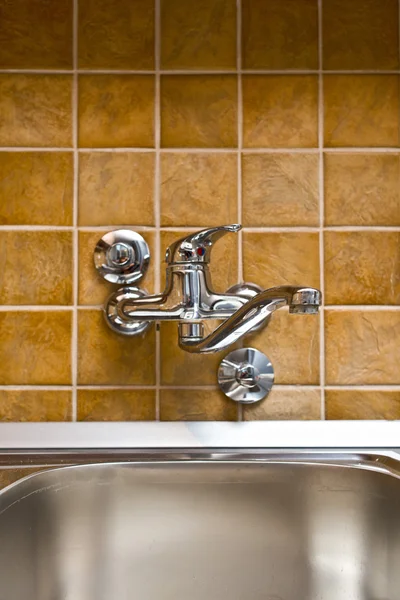 Paslanmaz çelik mutfak musluk ve lavabo — Stok fotoğraf