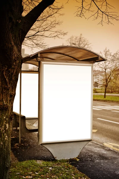 Stazione degli autobus con cartellone bianco — Foto Stock