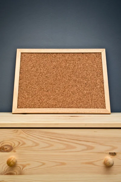 Tablero de memoria de corcho en gabinete de madera —  Fotos de Stock