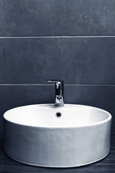 Elegante wastafel in de badkamer — Stockfoto