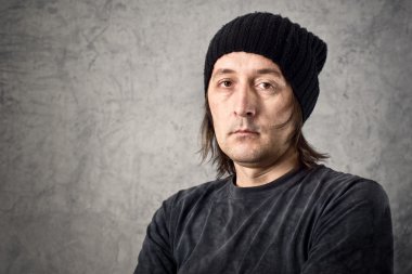 Siyah şapkalı casual adam portresi
