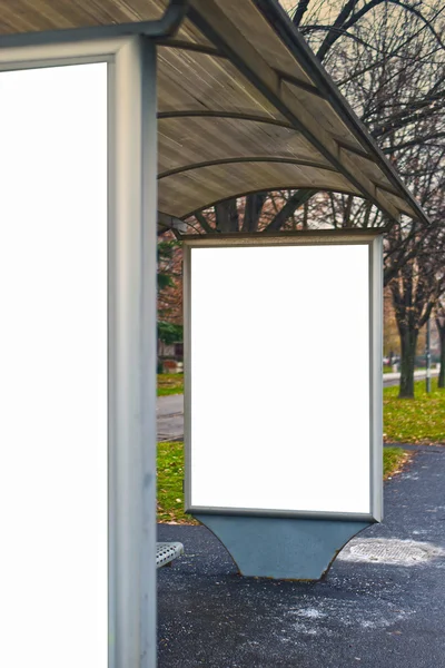 Estación de autobuses con cartelera en blanco —  Fotos de Stock