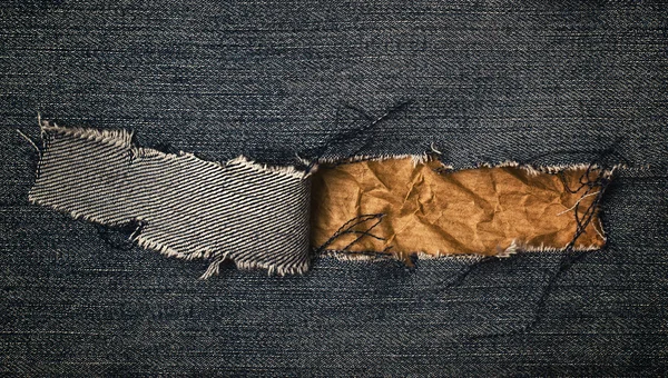 Jeans blu con carta accartocciata — Foto Stock