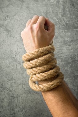 Erkek elleri iple bağlanmış.