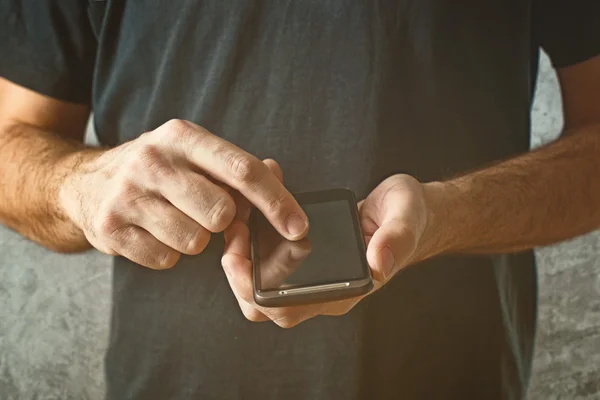 Man typen SMS-bericht op zijn slimme telefoon, selectieve aandacht — Stockfoto