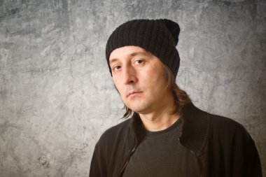 Siyah şapkalı casual adam portresi