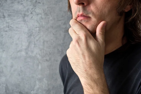 Denkender Mann mit der Hand am Kinn — Stockfoto