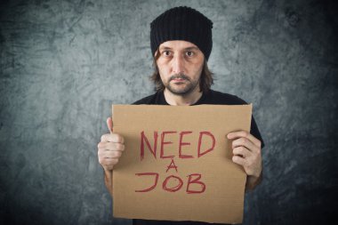 karton kağıt ihtiyacı ile iş iletisi tutan adam