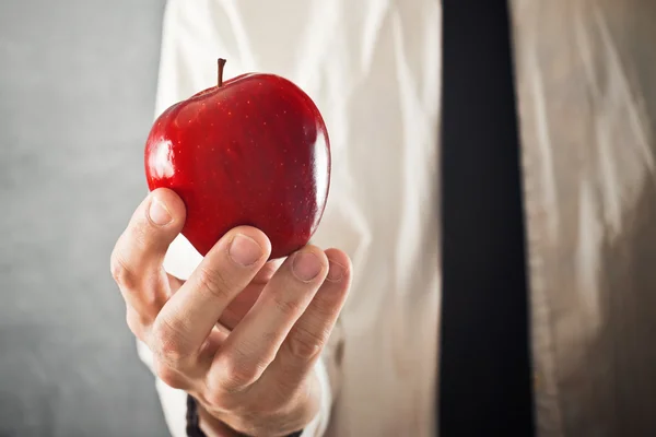 Empresario sosteniendo manzana roja — Foto de Stock