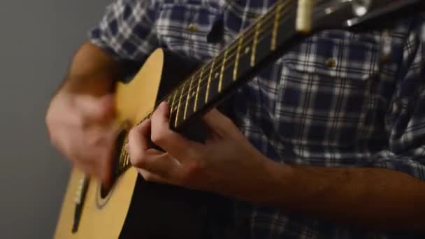 Homem tocando guitarra acústica — Vídeo de Stock