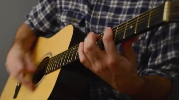Άνθρωπος που παίζει ακουστική κιθάρα — Αρχείο Βίντεο