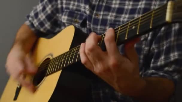 Hombre tocando la guitarra acústica — Vídeo de stock