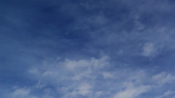 Nuvens brancas correndo sobre o céu azul, timelapse — Vídeo de Stock