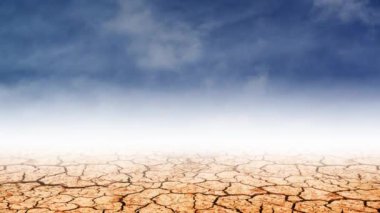 arka planda bulutlar ile kahverengi kum, mavi gökyüzü ile kara çöl.