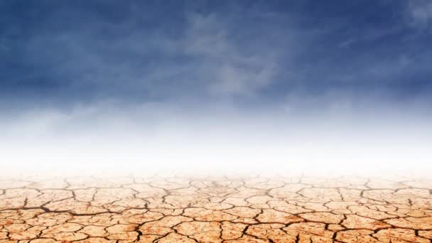 Tierra desierta con arena marrón, cielo azul con nubes en el fondo . — Vídeo de stock