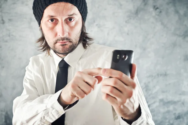 Empresario usando teléfono inteligente — Foto de Stock