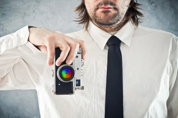 Zakenman nemen foto met retro-stijl camera — Stockfoto