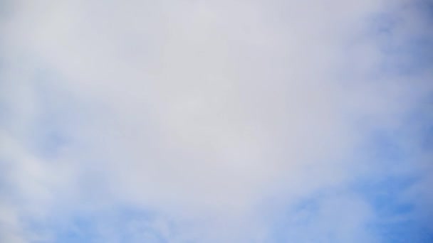 Cielo con hermosas nubes blancas — Vídeos de Stock