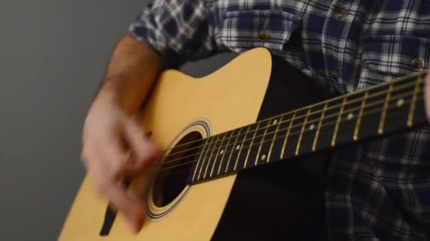 Mann spielt akustische Gitarre — Stockvideo