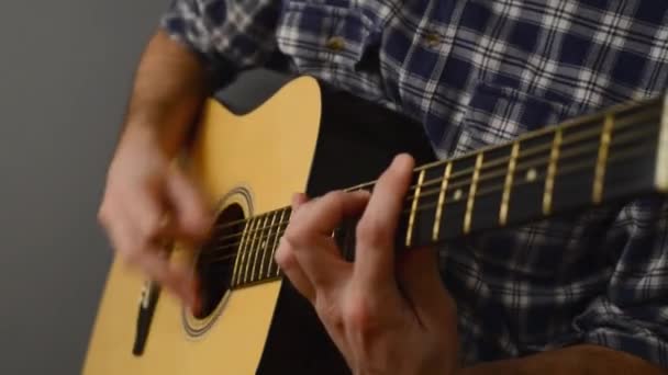 Homem tocando guitarra acústica — Vídeo de Stock