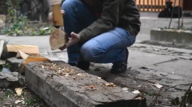 Ahşap doğrama kereste jack adam balta ile günlüğe kaydeder..
