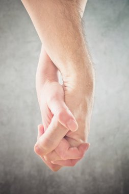 El ele tutuşan çift