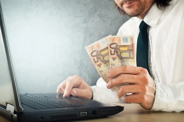 Geld verdienen online, Geschäftsmann mit Laptop-Computer — Stockfoto