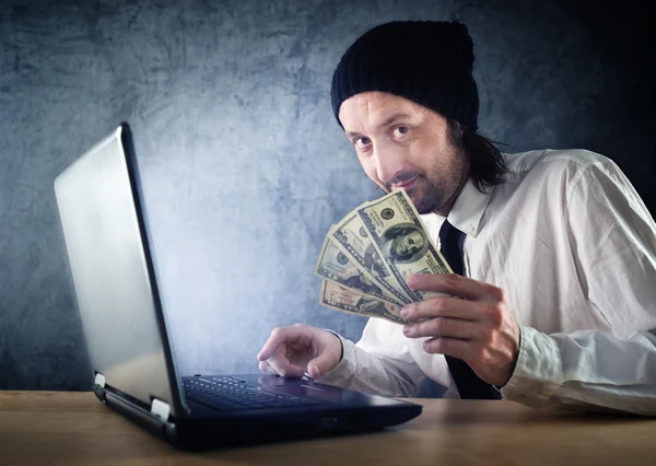 Geld verdienen online, Geschäftsmann mit Laptop-Computer — Stockfoto